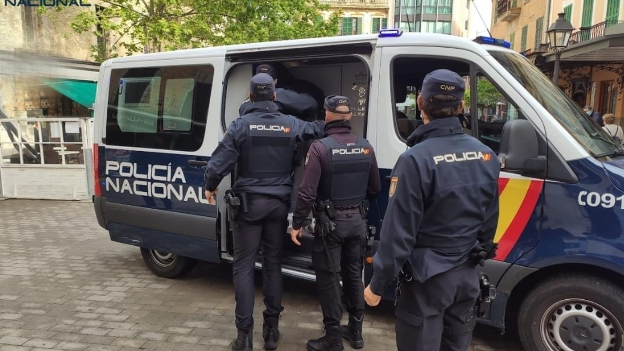 Policia sacando a la detenida