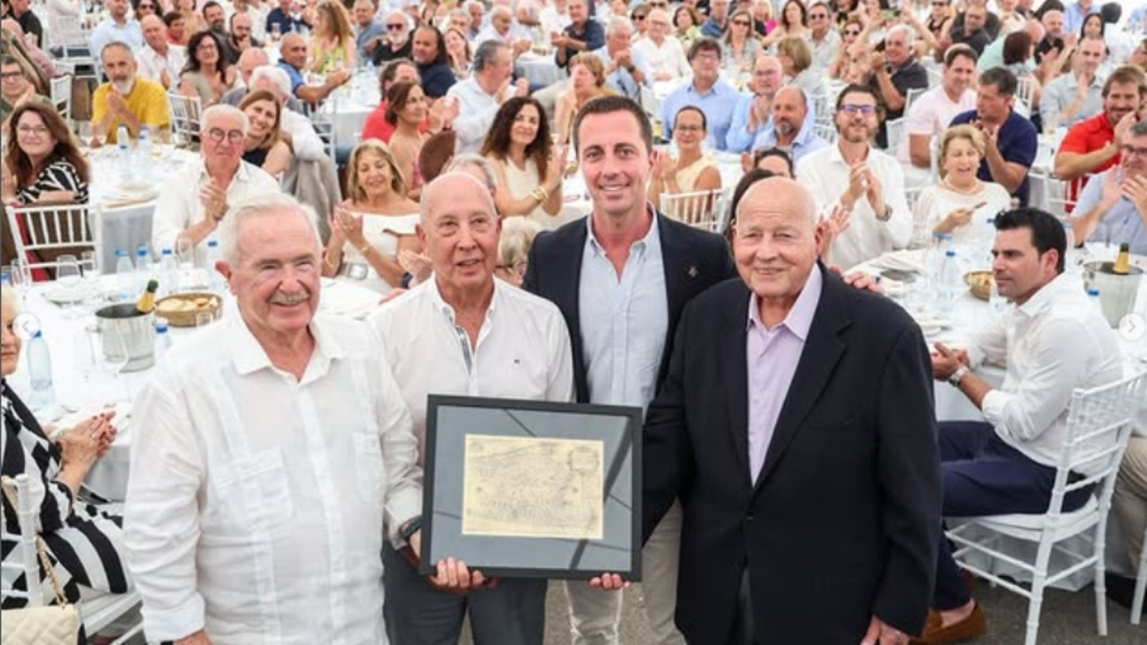 President del Consell Galm&eacute;s entregando la placa conmemorativa