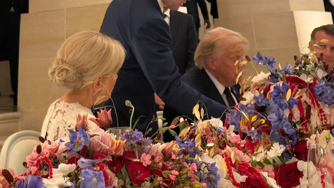 Trump firmando el memor&aacute;ndum