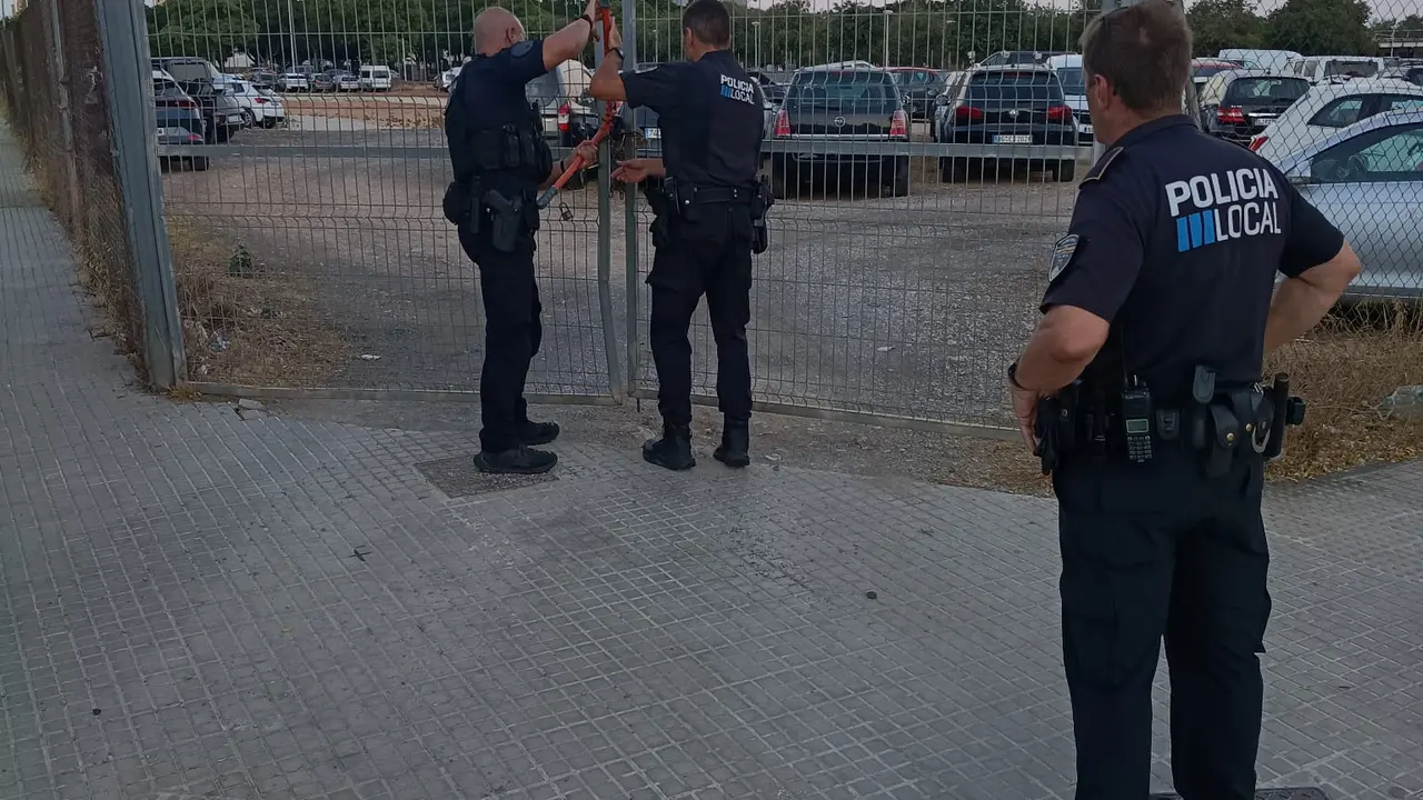 Policia Local de Palma con la cizalla para romper la cadena