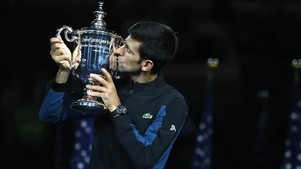 Novak Djokovic besando el trofeo otra vez m&aacute;s