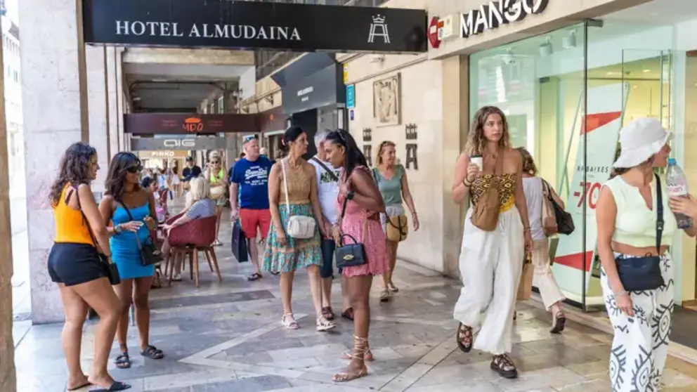 Carrer Jaume III, uno de los mas transitados por los tur&iacute;stas.