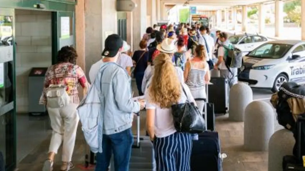 Turistas en el aeropuerto.