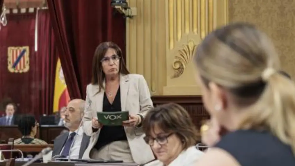 Manuela Ca&ntilde;adas, portavoz de VOX, dirigiendose a la presidenta del Govern , Marga Prohens.