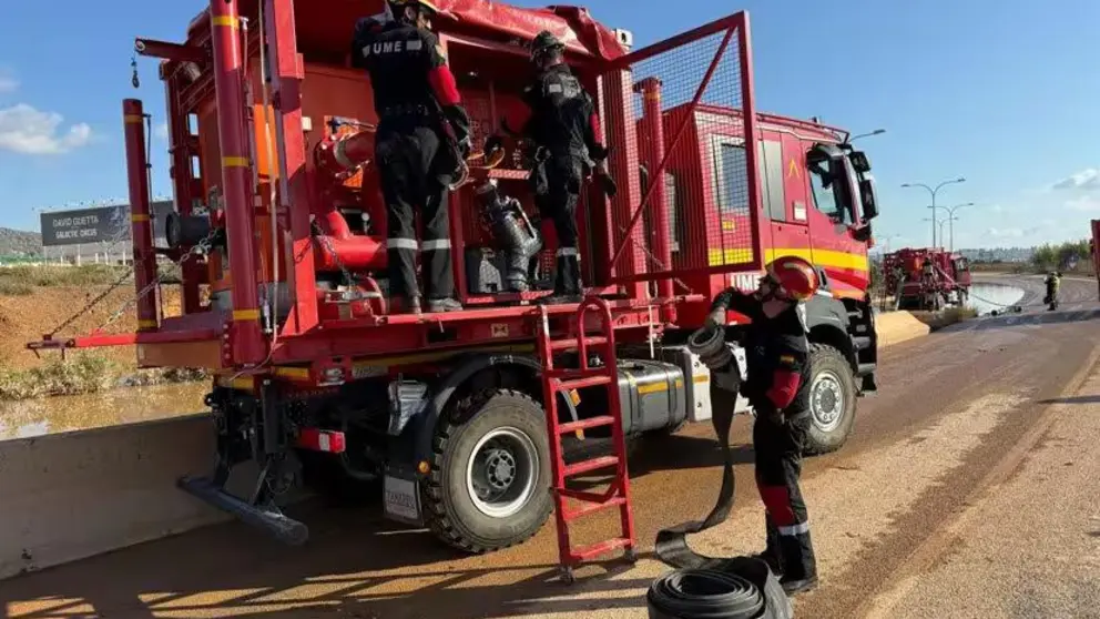 Bomberos limpiando las carreteras e infraestructuras de la isla.