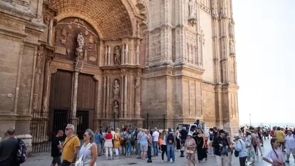 Turistas frente a la Catedral de Palma.