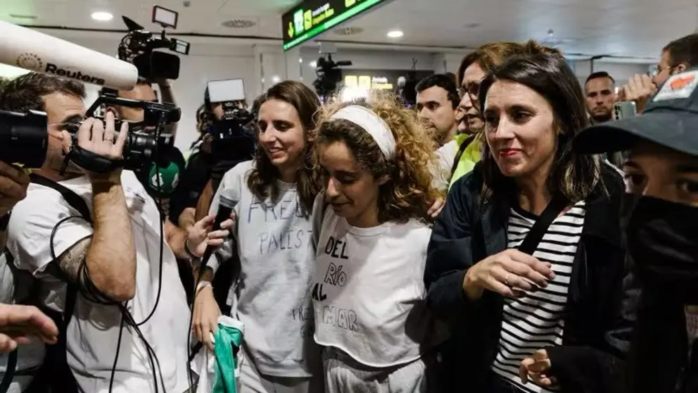 Mu&ntilde;oz y Mart&iacute;nez a su llegada al aeropuerto con Irene Montero.