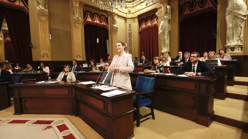 La presidenta del Govern en el Parlament de les Illes Balears.
