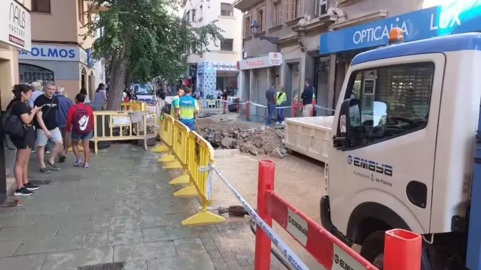 Una tuber&iacute;a en la calle Oms de Palma.