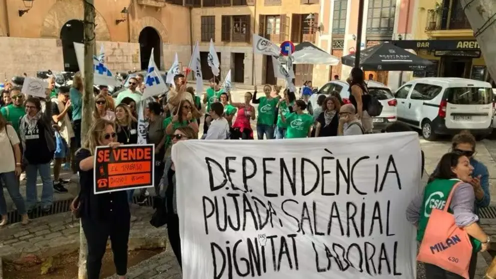 Trabajadores de la Fundaci&oacute;n para la Depend&egrave;ncia empiezan una huelga indefinida.