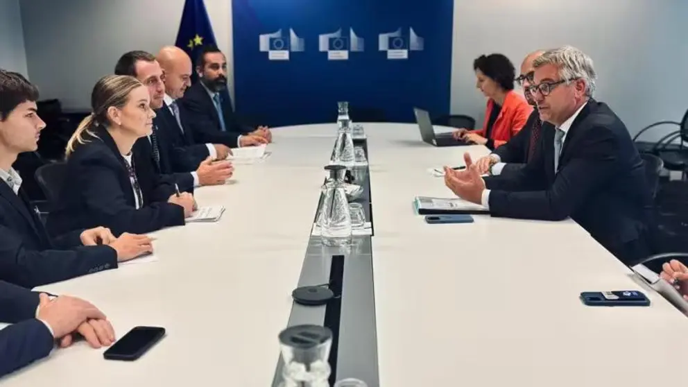 Reunion de la presidenta del Govern y los presidentes de los Consells con el comisario europeo de migraciones, Marcus Brunner.