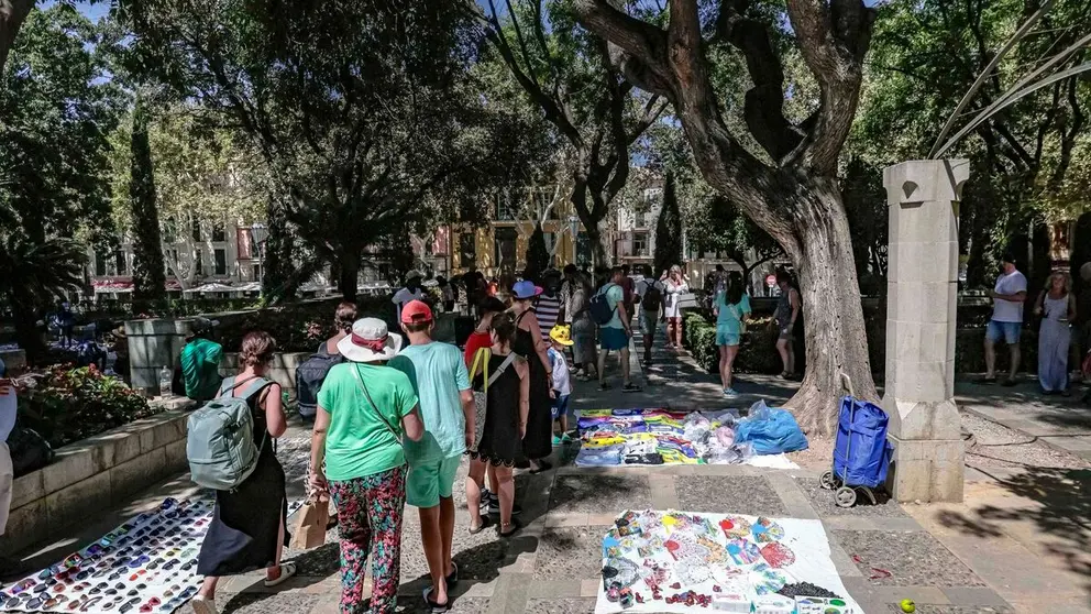 Parc de la Mar lleno de puestos de venta ambulante.