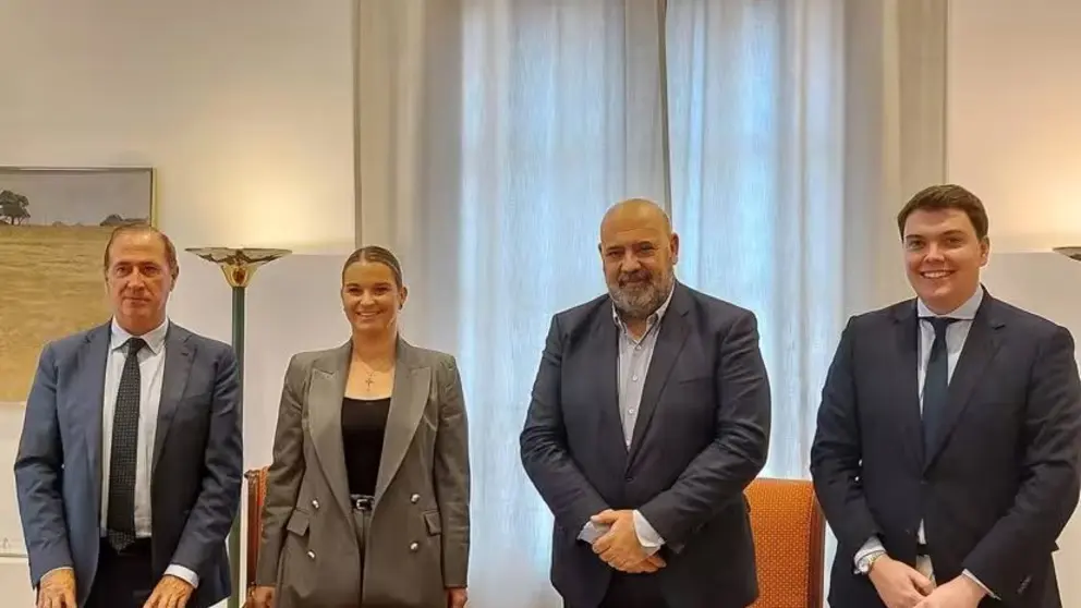 El Govern i el Ajuntament de Palma firman durante la firma del convenio.