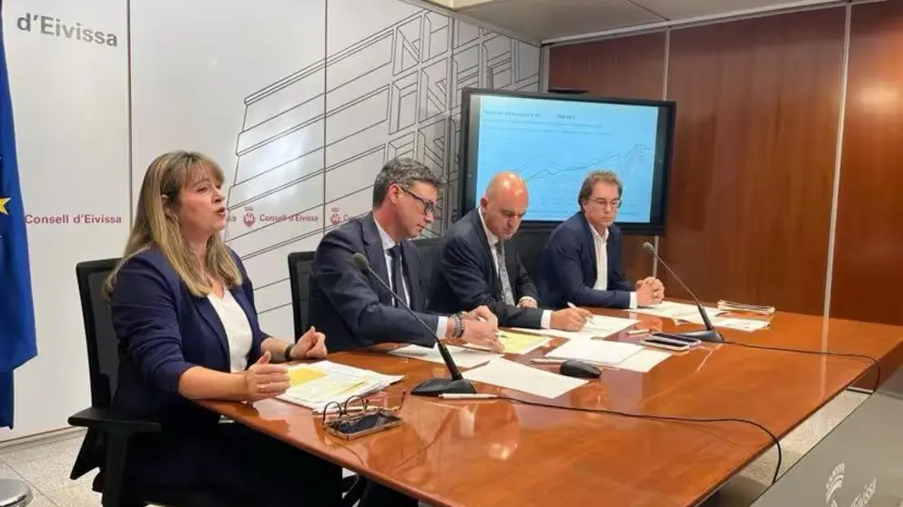 El vicepresidente econ&oacute;mico Antoni Costa y su equipo.