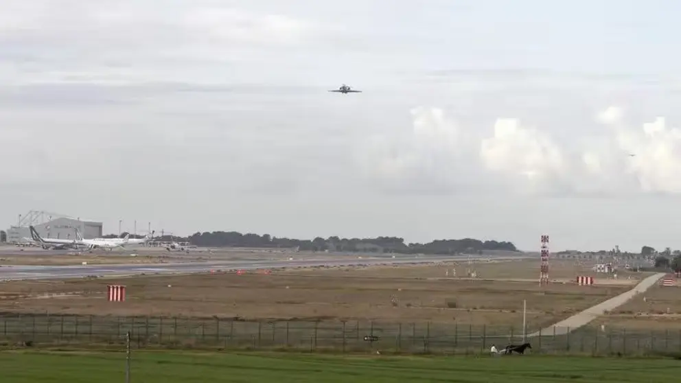 Avi&oacute;n prepar&aacute;ndose para aterrizar.