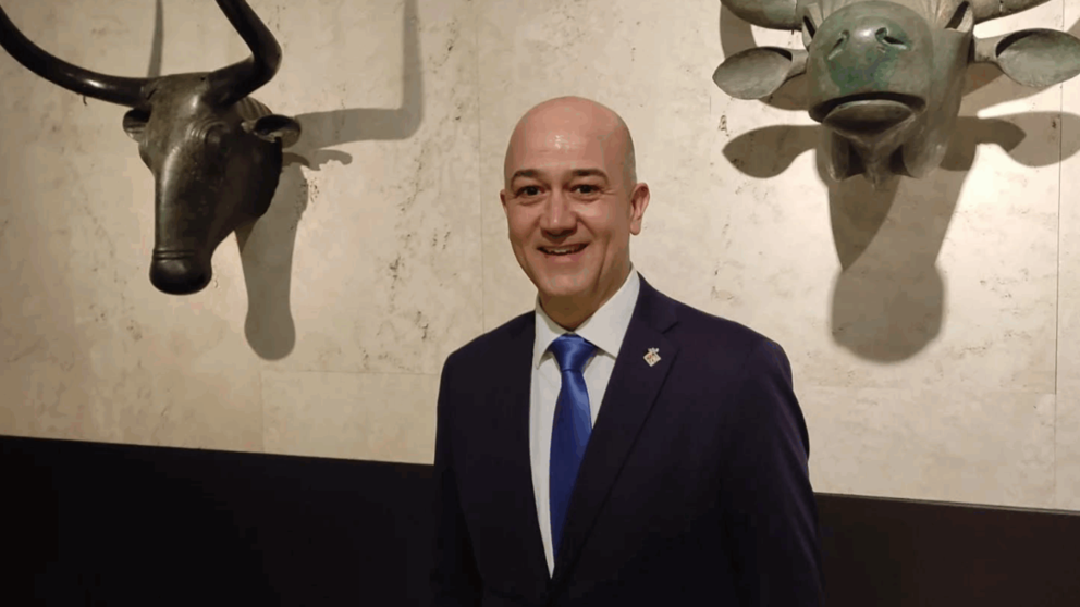 Antoni Salas, portavoz de El Pi, frente a los Caps de Bou de Costitx en Madrid.