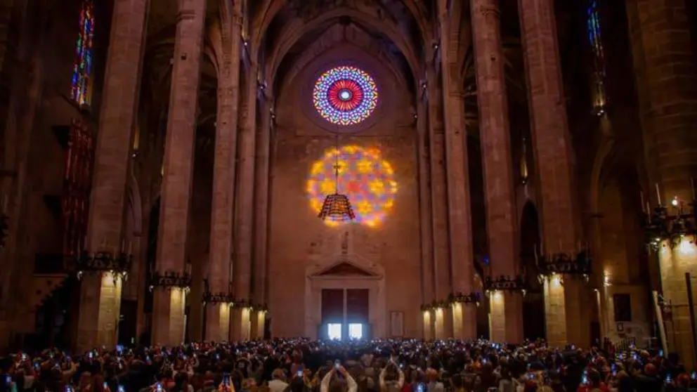 El roset&oacute;n de la catedral durante la Fiesta de la Llum, en la Catedral de Mallorca.