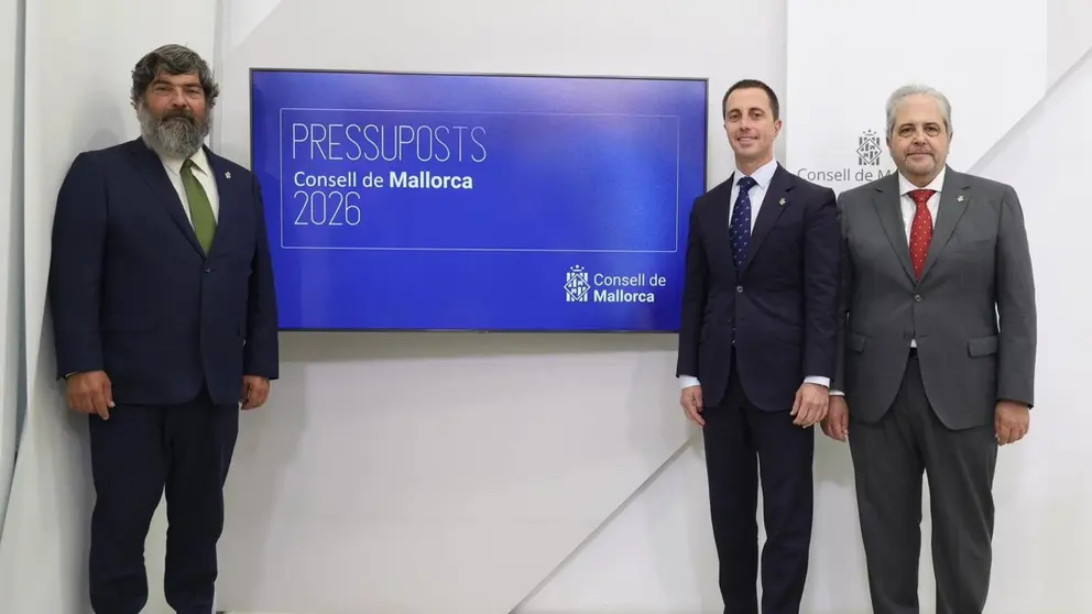 El presidente del Consell de Mallorca, Lloren&ccedil; Galm&eacute;s, con el vicepresidente i el conseller insular de Hacienda.