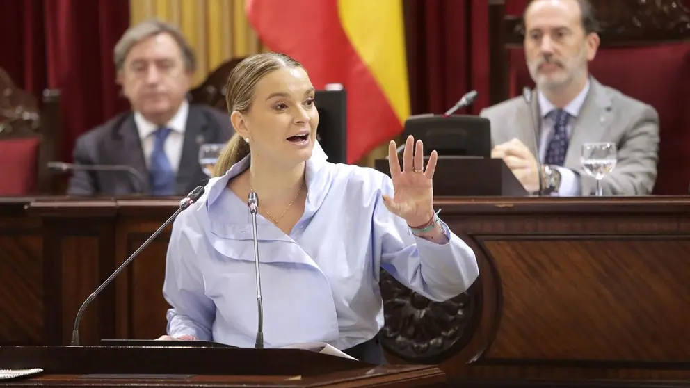 La presidenta del Govern, Marga Prohens, en el Parlament.