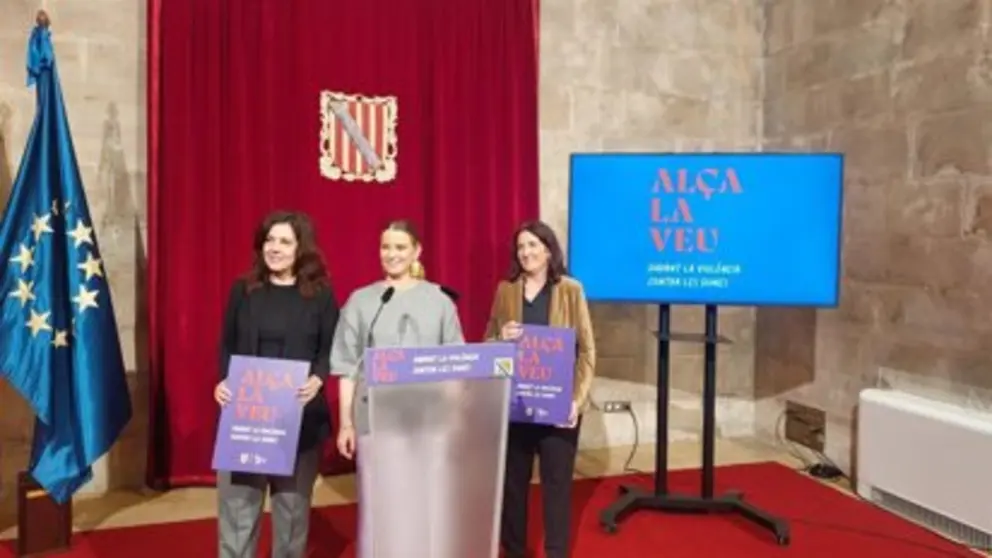 La consellera de Familias, Bienestar Social y Atenci&oacute;n a la Dependencia, Sandra Fern&aacute;ndez, la presidenta del Govern, Marga Prohens, y la directora del IbDona, Catalina Salom, en la presentaci&oacute;n del lema del 25N.