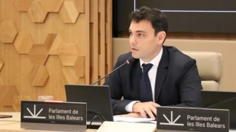 El director general de Inmigraci&oacute;n y Cooperaci&oacute;n al Desarrollo, Manuel Pav&oacute;n, en el Parlament