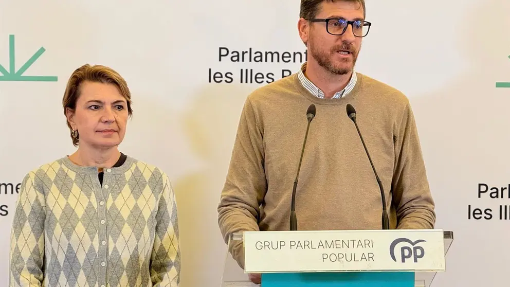 Los portavoces populares en el Parlament, Sebasti&agrave; Sagreras y Marga Duran.