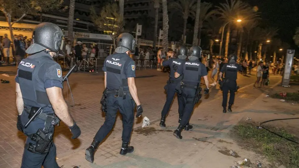 Intervenci&oacute;n de policias en playa de palma