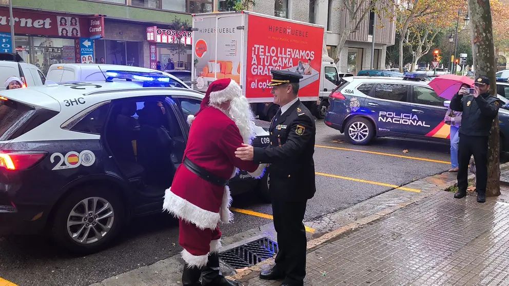 Papa Noel visitando a la policia nacional
