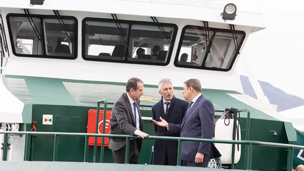 Marlaska visitando una patrullera