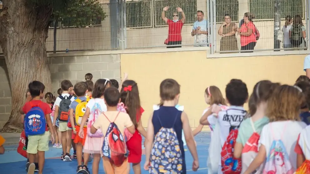 Ni&ntilde;os en el patio