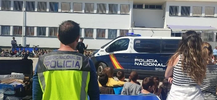 Policia Nacional Manacor en un colegio
