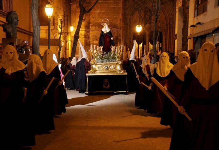 Vestas escoltando a la Virgen de la Dolorosa