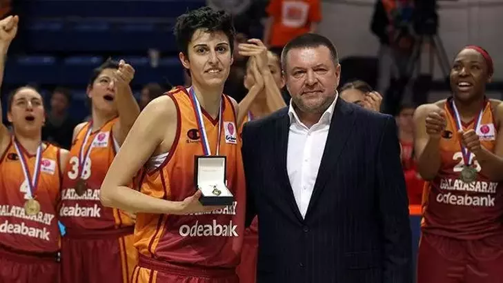 Alba Torrens en el Galatasay turco