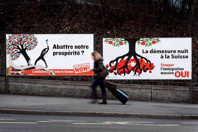 Carteles Suiza contra el aumento de la inmigración