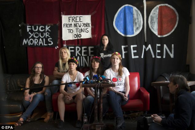 Protesta del colectivo FEMEN en Suecia contra el uso del burka