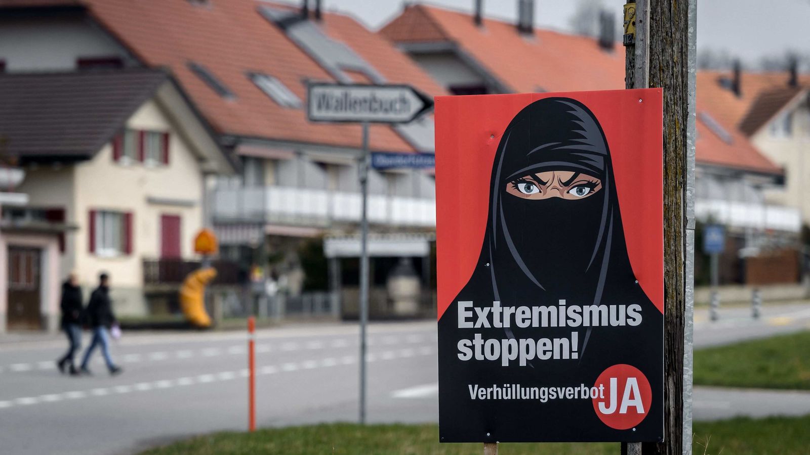 Cartel del referendum en Suiza por la ilegalización del burka