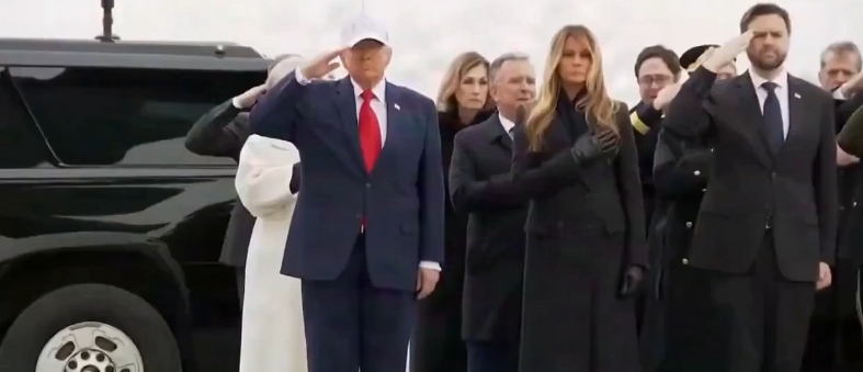Trump durante la ceremonia en homenaje a los soldados muertos