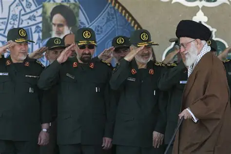 Guardia Revolucionaria iran con ayatolah muerto