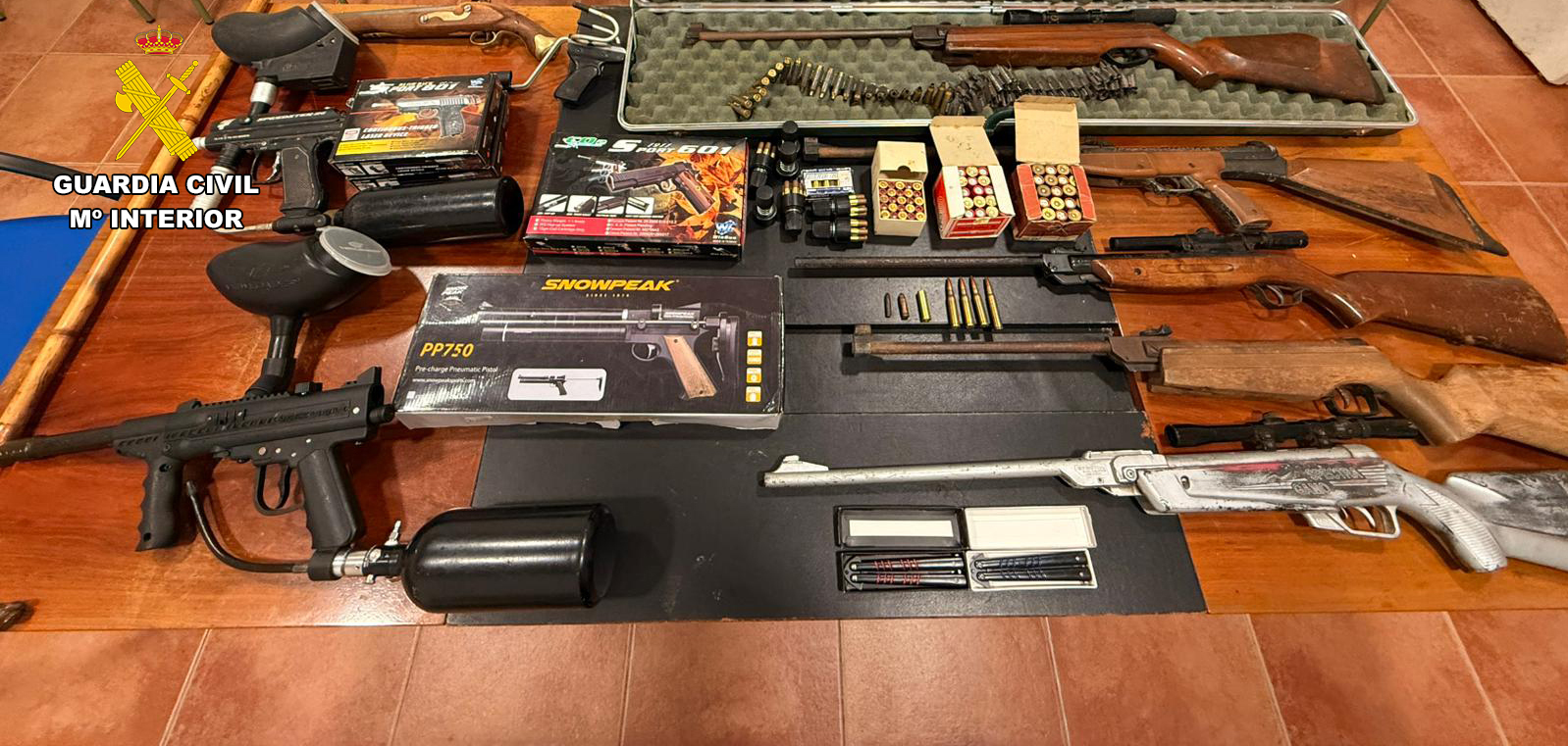 armes confiscades al mercadet de Campos