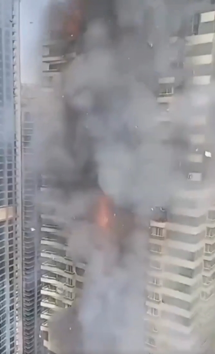 Edificio en llamas en Jerusalen despues del impacto de un misil