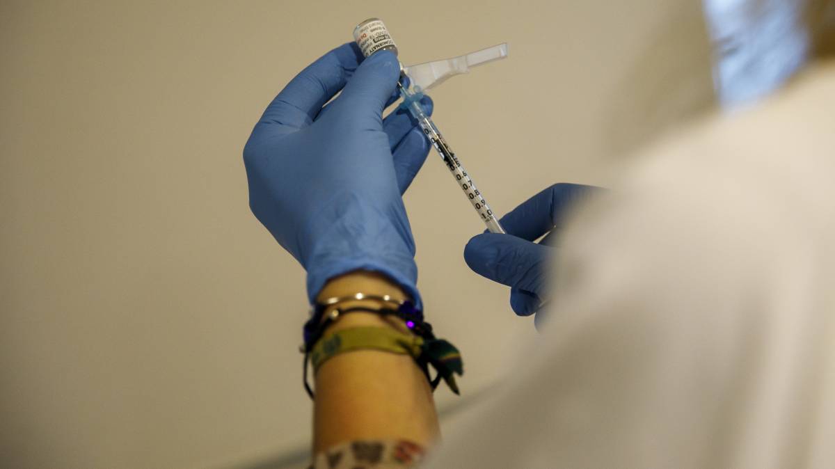 Sanoitario preparando una vacuna