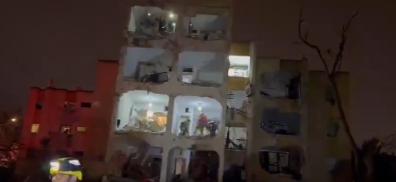 Equipos de rescate en Arad