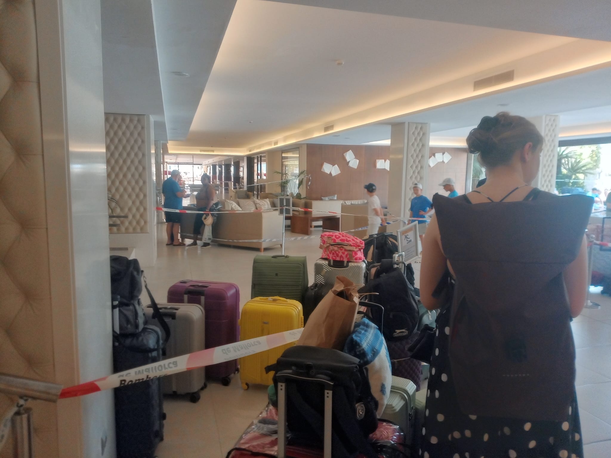 Maletas de los últimos turistas antes de salir