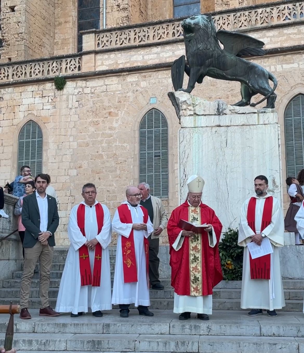 Las autoridades religiosas con Sant Marc