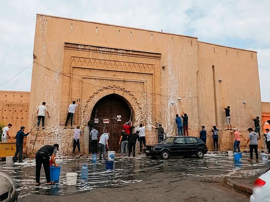 Veïns de Marrakech netejant l’entrada amb aigua i sabó