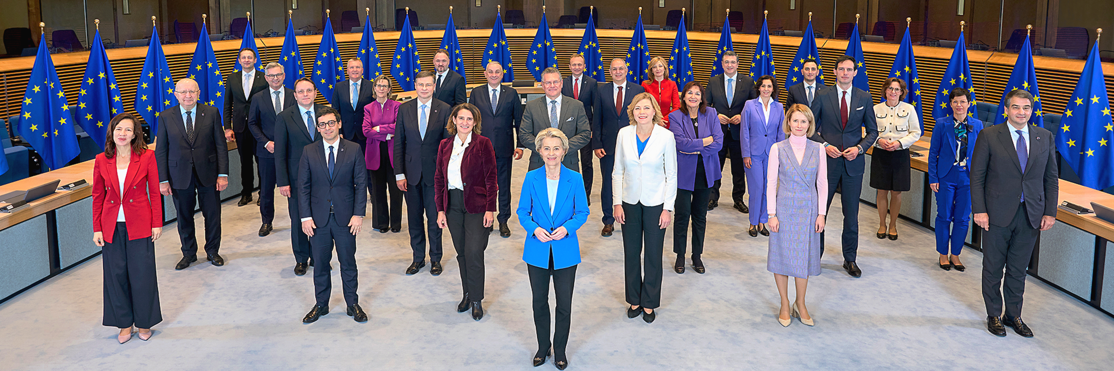 Rafaelle Fitto con el resto de comisarios y la presidenta de la Comisión europea  Von der Leyen