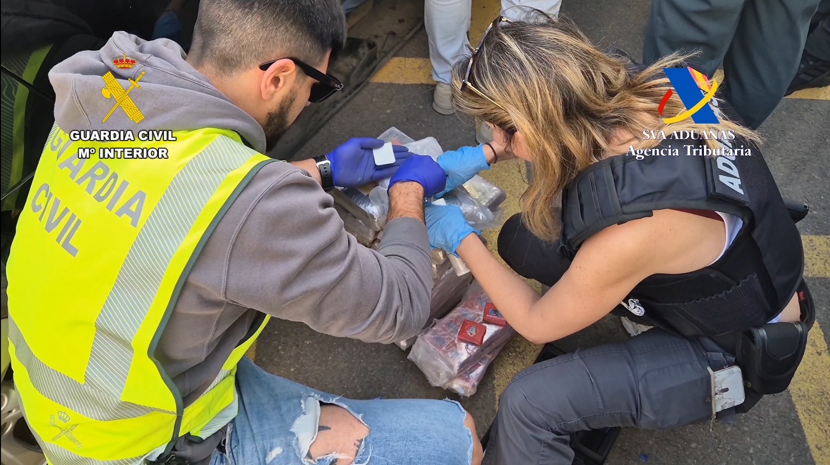 Agents inspeccionant el botí