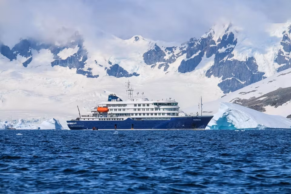 Crucero pasando la Antártida