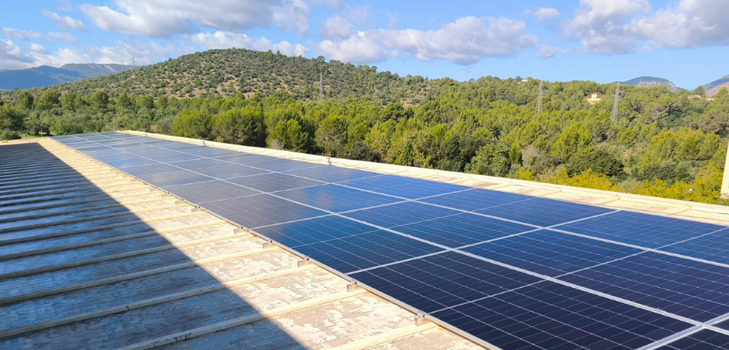 Placas solares en las marquesinas de la UIB