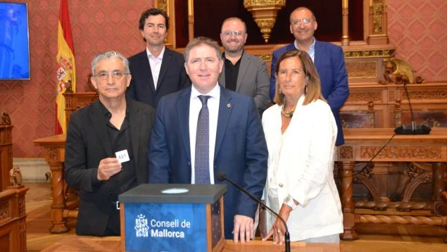 Representantes del Consell con el conseller Ginard en el centro